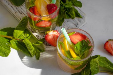 Çilekli limonata, nane, arka planda limon.