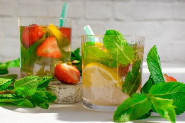 Çilekli limonata, nane, arka planda limon.