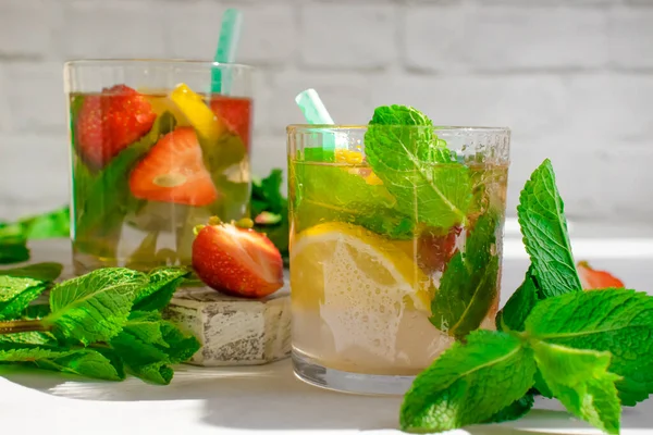 Çilekli limonata, nane, arka planda limon.