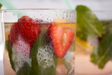 Çilekli limonata, nane, arka planda limon.