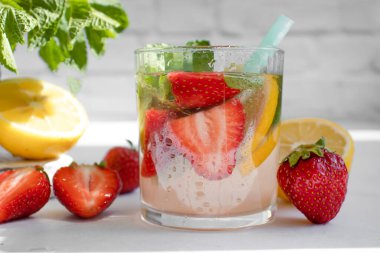 Çilekli limonata, nane, arka planda limon.