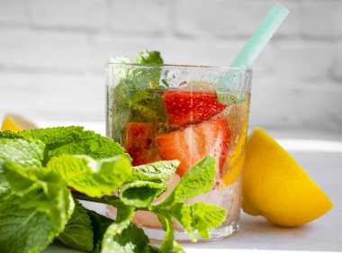 Çilekli limonata, nane, arka planda limon.