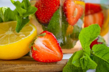 Çilekli limonata, nane, arka planda limon.