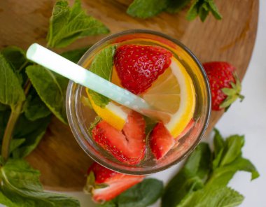 Çilekli limonata, nane, arka planda limon.