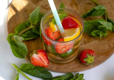 Çilekli limonata, nane, arka planda limon.