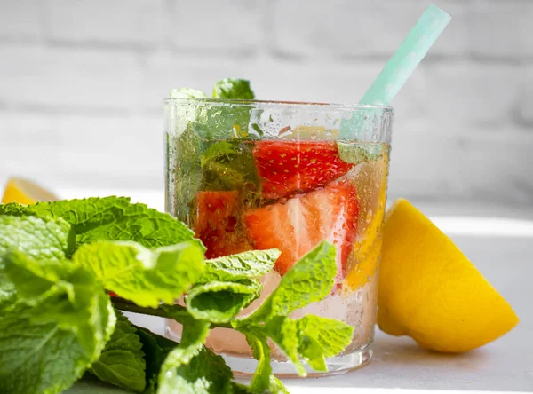 Çilekli limonata, nane, arka planda limon.