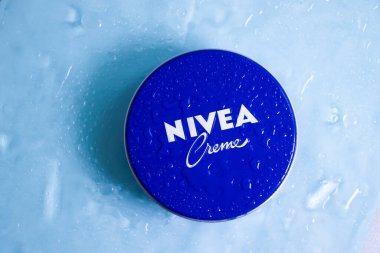 22 Mayıs 2022 Ukrayna şehri ıslak arka planda Kyiv Nivea kremi