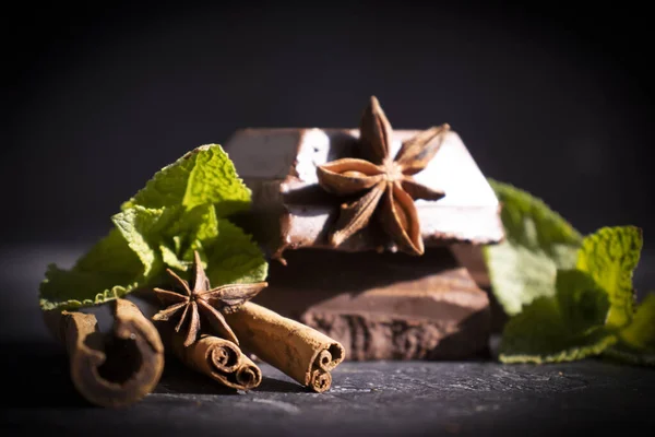 Chocolat Noir Feuille Menthe Sur Fond Sombre — Photo