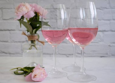 Gül şarabı, hafif arka planda şakayık çiçeği