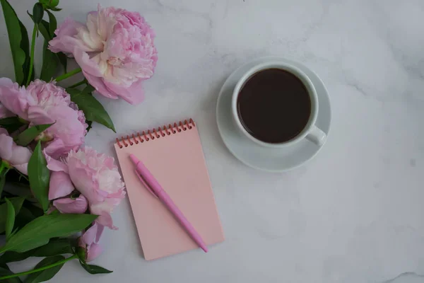 Tasse Kaffee Pfingstrose Notizbuch Auf Hellem Hintergrund — Stockfoto