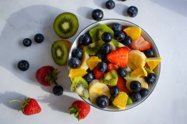 Hafif bir arka planda meyve salatası tabağı