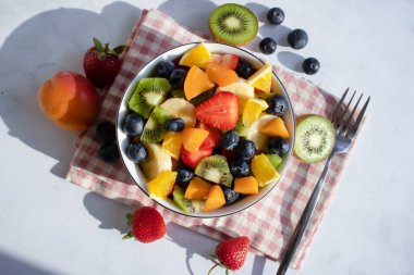 Hafif bir arka planda meyve salatası tabağı