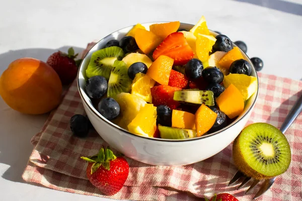 Prato Com Salada Frutas Fundo Leve — Fotografia de Stock