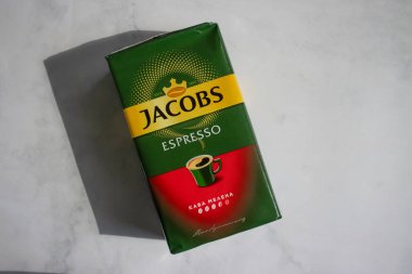 16 Haziran 2022 Ukrayna şehri Kyiv Jacobs 'un hafif arka planda kahve paketi