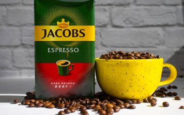 16 Haziran 2022 Ukrayna şehri Kyiv Jacobs 'un hafif arka planda kahve paketi