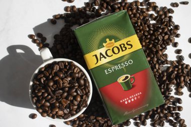 16 Haziran 2022 Ukrayna şehri Kyiv Jacobs 'un hafif arka planda kahve paketi