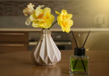 Ev için parfüm, odada çiçek.