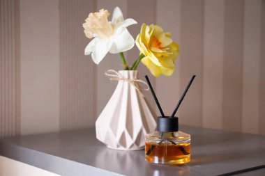 Ev için parfüm, odada çiçek.