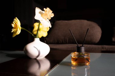 Ev için parfüm, odada çiçek.