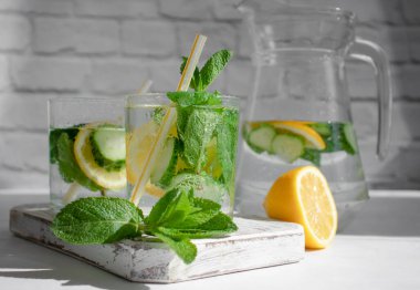 Limonlu su, salatalık, arkaplanda nane.