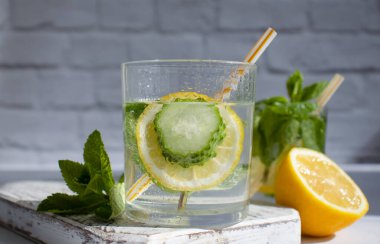 Limonlu su, salatalık, arkaplanda nane.