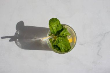 Limonlu su, salatalık, arkaplanda nane.