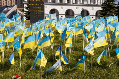 19 Haziran 2022 Ukrayna 'nın Kyiv kenti Khreshchatyk anısına merkezi bayraklar