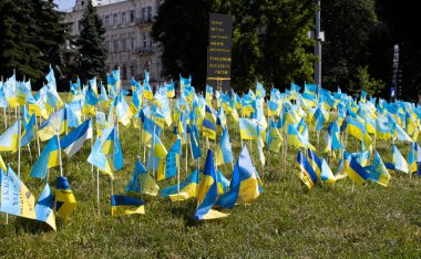 19 Haziran 2022 Ukrayna 'nın Kyiv kenti Khreshchatyk anısına merkezi bayraklar