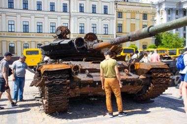 19 Haziran 2022 Ukrayna 'nın Kyiv kenti merkez meydanında imha edilmiş Rus tanklarının sergisi