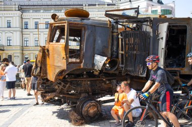 19 Haziran 2022 Ukrayna 'nın Kyiv kenti merkez meydanında imha edilmiş Rus tanklarının sergisi