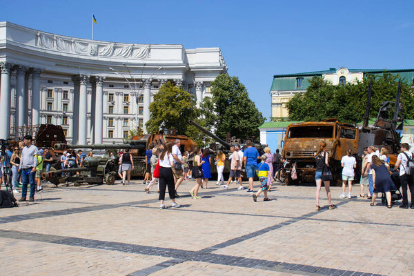 19 июня 2022 года Украина выставила на центральной площади разрушенные российские танки