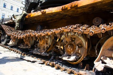 19 Haziran 2022 Ukrayna 'nın Kyiv kenti merkez meydanında imha edilmiş Rus tanklarının sergisi