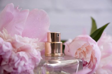 parfüm çiçek şakayık şişesi