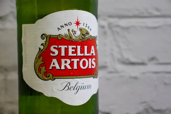 Junho 2022 Ucrânia Cidade Kiev Garrafa Vidro Cerveja Stella Artois — Fotografia de Stock