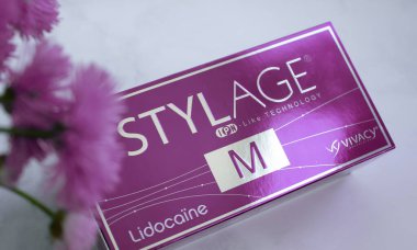 20 Haziran 2022 Ukrayna 'nın Kyiv kenti, M biçimini doldurur, çiçek