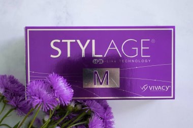 20 Haziran 2022 Ukrayna 'nın Kyiv kenti, M biçimini doldurur, çiçek