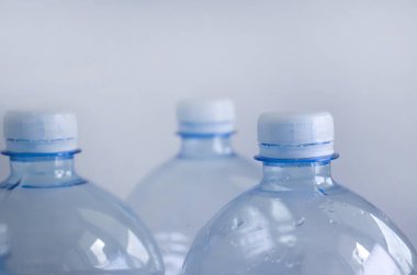 Boş plastik şişe mavi arkaplan