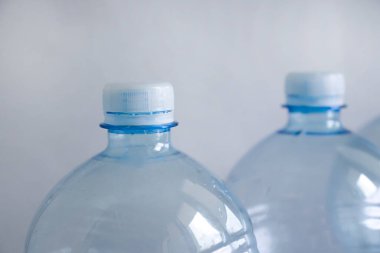 Boş plastik şişe mavi arkaplan