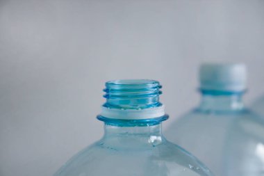 Boş plastik şişe mavi arkaplan