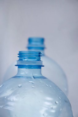 Boş plastik şişe mavi arkaplan