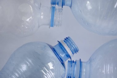 Boş plastik şişe mavi arkaplan
