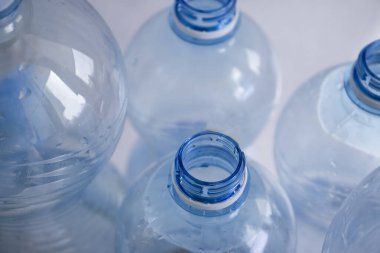 Boş plastik şişe mavi arkaplan