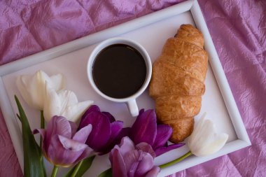 Kahve, lale, kruvasan.