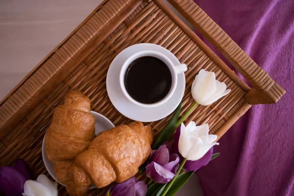 Cup Coffee Tulip Croissant Room — Stock Photo, Image