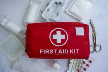 Hafif arkaplanda ilk yardım çantası