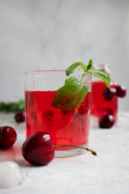 Kiraz suyu, arka planda taze dut.