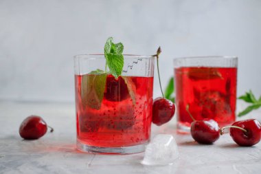 Kiraz suyu, arka planda taze dut.