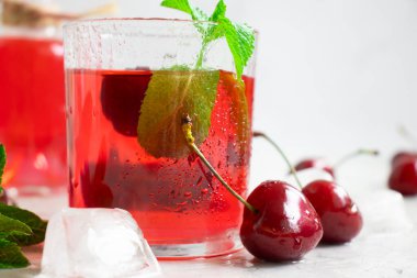 Kiraz suyu, arka planda taze dut.