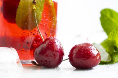 Kiraz suyu, arka planda taze dut.