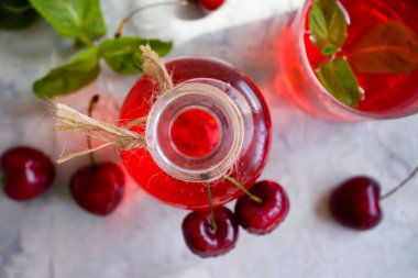 Kiraz suyu, arka planda taze dut.